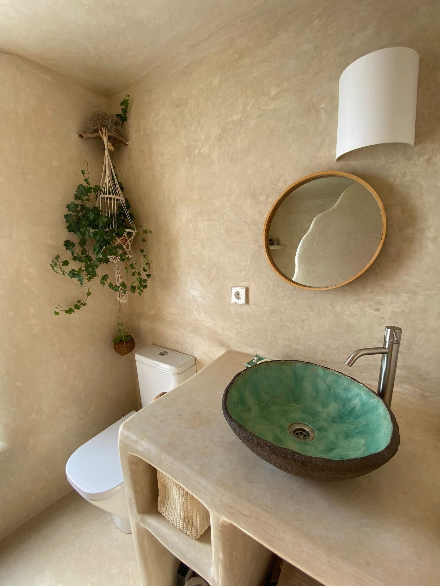 Baño con acabado de cal